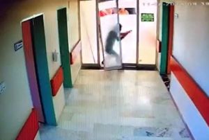 Youn bakm kapsn krp doktora saldrdlar
