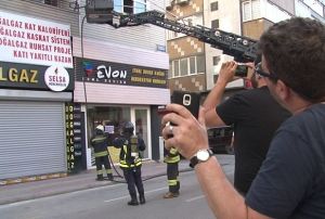 Eini telefonla grntl arayarak yangn izletti