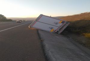 Bilecik de TIR Devrildi: 2 Yaral