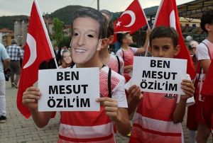 Mesut zil maskeleriyle metrelerce yrdler