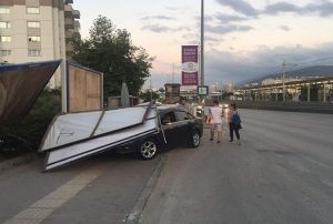  Reklam panosu otomobilin zerine devrildi
