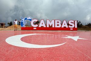 amba Yaylas'na seramikten dev Trk bayra
