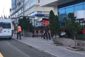Polis memuru silahn temizlerken yanllkla kendini vurdu
