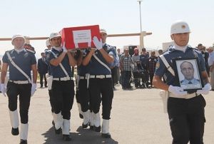 Grev banda kalp krizi geirerek ehit olan polis, son yolculuuna u