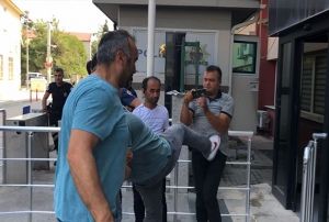 Yakalanan cezaevi firarisinden basn mensubuna tekmeli saldr