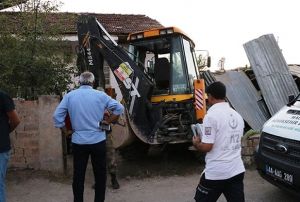 Kepe eve girdi, avludakileri ezdi: 1 l, 2 yaral