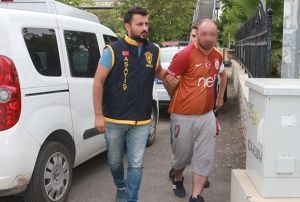 Camide uyuyan vatandan yanna srnerek gidip telefonunu ald