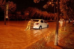stanbulda aralar yamur sularnda mahsur kald