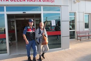 Babasnn evini atee verdi, silah dorultup kimseyi yaklatrmad