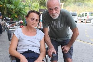 Sokak kedilerini besledikleri iin dayak yediler