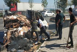 Sigara izmariti seyir halindeki kamyoneti yakt