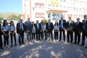 Eitimcilerden Bakan Bykkla hayrseverlik plaketi