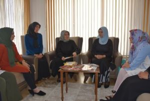 Kocasinanda hizmet iin kadn dayanmas