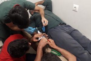Elini i makinesine kaptran iinin yz parmana sapland