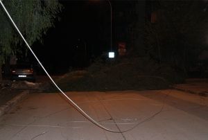 iddetli rzgar aalar devirdi elektrik tellerini kopard