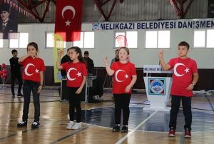 ocuk Meclisi 29 Ekim Cumhuriyet Bayramn kutlad