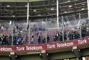 Fenerbaheli taraftarlar stad terk etti
