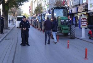 iftiler pancar alm kotasna tepki iin traktrlerle ehre indi
