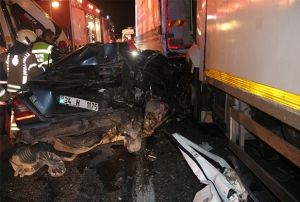Kamyon nne ald otomobille tra arkadan arpt: 1 l, 2 yaral