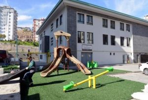 Melikgazi Belediyesi ocuk oyun alanlarna sentetik im dedi