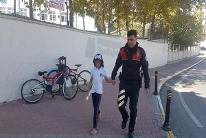 Salar kesildii iin annesiyle tartan kz kaybolunca  polis buldu