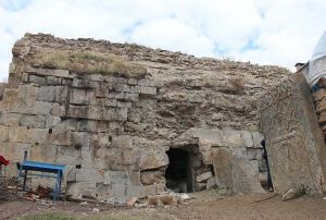 Bin 400 yllk kilise ot ve saman deposu olarak kullanlyor