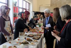 Ev hanmlar en gzel yemei yapabilmek iin hnerlerini sergiledi
