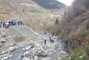 Hayvanlarn otlatrken dt derede hayatn kaybetti