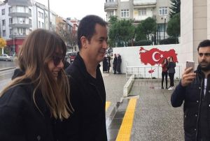 Acun Ilcal ve eyma Suba boanmak iin adliyeye geldi
