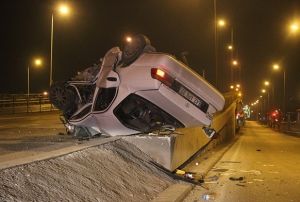 Hurdaya dnen otomobilin srcs kazadan yaral kurtuldu