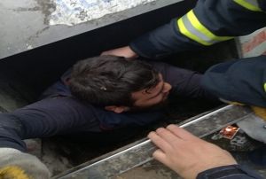 p toplamak iin girdii konteynerde mahsur kald