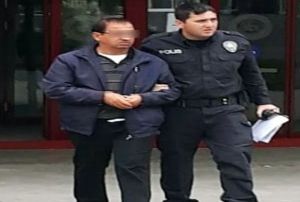 Pazarda kadna tacizde bulunan bir kii yakaland