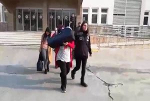 Ayn kyde yaayan iki erkei evlilik vaadiyle dolandrd