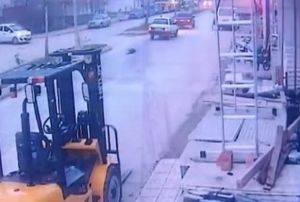Otomobile balanan kpek yolda srklendi