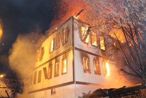 170 yllk tarihi konak alevlere teslim oldu