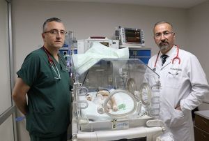 Kalbi gbeinde olan bebek herkesi artt