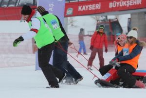 Elerini kzakla ekerek birinci olabilmek iin mcadele ettiler