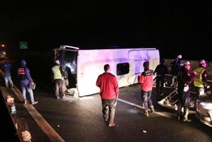 Yola den lastie arpan minibs devrildi: 17 yaral