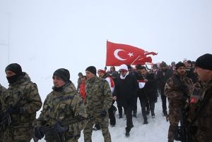 Binler Erciyes'te Sarkam ehitleri iin yrd
