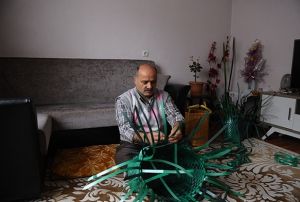 Sokaktan toplad koli balarndan pazar antas yapyor