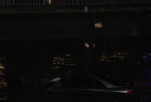 Kanala den otomobilin zerinde aresizce kurtarlmay bekledi