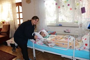 Engelli ocuuna yardm beklerken dolandrld