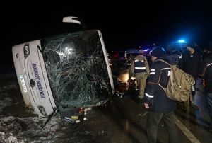Yolcu otobs devrildi: 2 l, 35 yaral