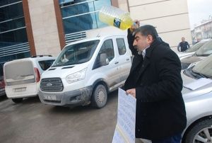 zerine benzin dkt kendini yakmaya kalkt