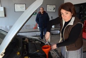 Ojeli trnaklar ile motor yana dokunuyor