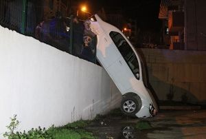 Hafif ticari aracn arpt otomobil apartmann bahe duvarndan aa