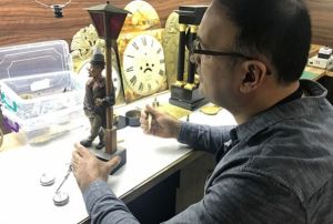 550 yllk saatleri tamir edip ilk gnk ihtiamna kavuturuyor