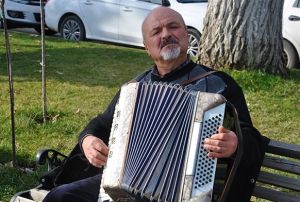 60 yllk mrnn 40 yln akordiyona verdi