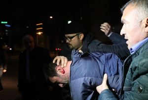 Polislere ate aan ahs su makinesi kt