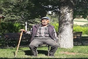 55 yandaki kadn, komusunu baklayarak ldrd
